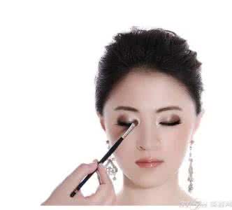 什么发型显得脸小 显得脸小的发型 怎么化妆才能显得脸小?
