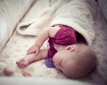 宝宝摇头正常吗 宝宝睡觉摇头正常吗