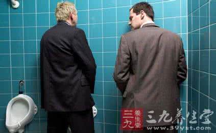 男人小便有泡沫正常吗 男人一天几次小便算正常