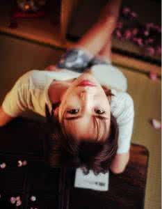 女人哄男人的撒娇句子 女人会八种撒娇方法,男人难抗拒!