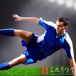 踢足球的技巧 踢足球的技巧 足球运动的技巧有这些