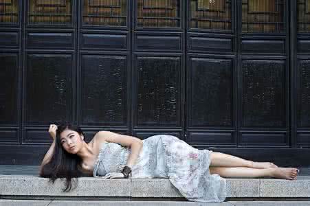 森林里的小木屋 木屋里的女人