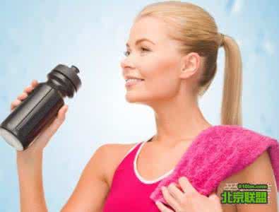 什么杯子喝水最健康 怎么喝水才健康 怎么喝水最健康