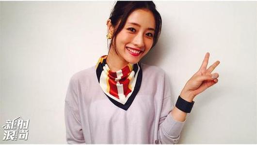 用丝巾勒女友脖子窒息 为脖子添上一条丝巾 保暖 更增添一份优雅