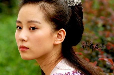 仔细一看妹子吓坏人了 仔细一看妹子吓坏人了 一直以为刘诗诗的皮肤好爆，仔细一看额头都是痘痘