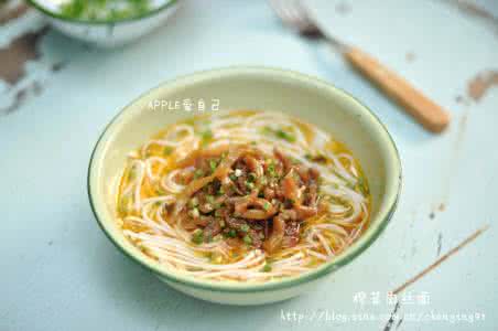 榨菜肉丝面的做法 【大图详解 大热天最爱的经典榨菜肉丝面做法】。