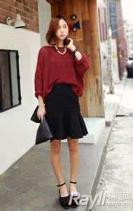 毛衣项链长款 毛衣+夸张项链轻松打造高街LOOK