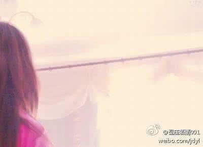 看似没心没肺 【微情书303】看似没心没肺的人其实容易伤感，都压在很深的地方，碰到一点相似的情节，碰到一点熟悉的背影，甚至碰到一点眉眼，就会不知所措地惊慌逃亡。