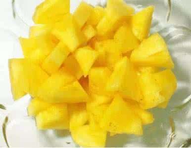 简单菠萝结编法图解法 1秒钟学会切菠萝最简单的方法(图解)