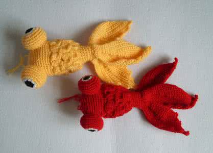 毛线钩编玩偶教程 【玩偶教程】教你钩编金鱼