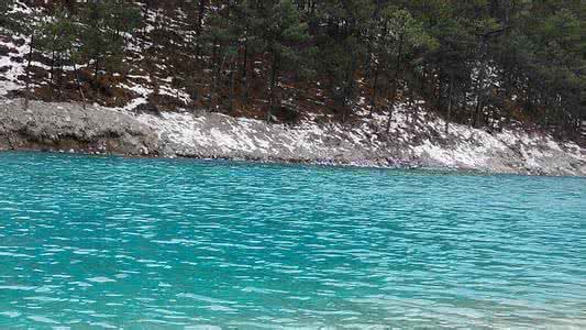 清澈的湖水 清澈的湖水 妳的眼里有片清澈的湖，那是藏不住的美