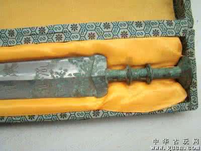 越王州句剑劈柴后续 越王宝剑劈柴 “大材小用”，这大姐竟拿古董宝剑劈柴削铅笔！