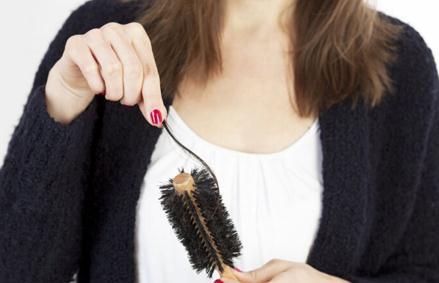 女性掉头发是什么原因 掉头发女性是什么原因？