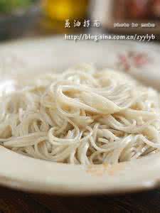最简单葱油拌面的做法 最简单的经典面味【葱油拌面】附葱油熬法～
