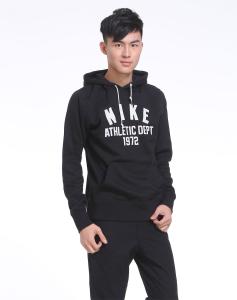 男生黑色连帽卫衣搭配 黑色连帽卫衣怎么搭配