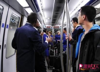 火车卧辅日漂亮列车员 当漂亮女列车员来查票,发生了令人震撼的一幕…