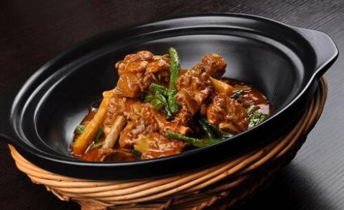 排骨焖面的家常做法 焖排骨的家常做法 做出好吃的排骨来