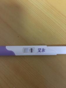 验孕棒一浅一深的原因 验孕棒一深一浅 验孕棒一深一浅是什么原因