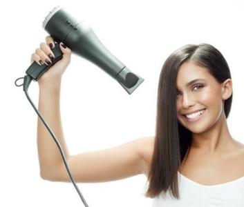 吹风机吹头发的危害 吹风机吹头发的危害 吹风机的危害有多大