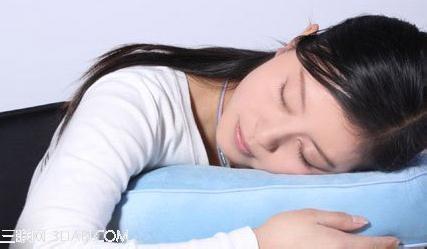 趴桌子午睡 趴桌子上睡伤健康荐午睡五妙招