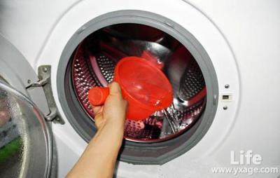 洗衣机比马桶还脏 【洗衣机竟然比马桶还有脏？教你简单两招清除洗衣机的隐藏污垢！】