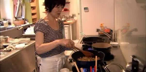 只做一道菜 翻来覆去 只为一道菜,她翻来覆去地做了49次,日本的家政女王自创了4000多种菜谱,发行了2200万本烹饪书。...