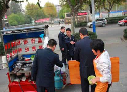 西安市雁塔区城管局 西安雁塔城管联合多部门整治校园周边饮食摊点