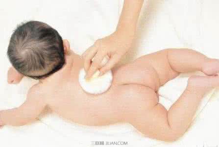 新生儿热痱子如何处理 如何预防新生儿热痱