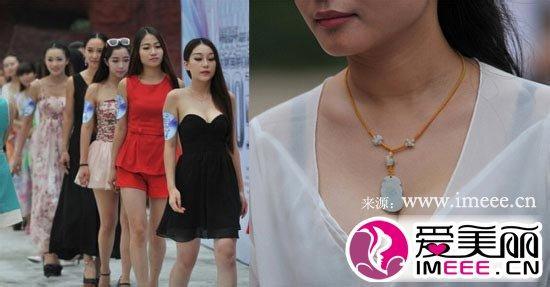 一个女人穿衣很有品位 我刚进门就看到一个女人在为他穿衣