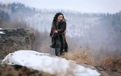 一个人坐在悬崖边图片 扔你到悬崖边的人（生命感悟）