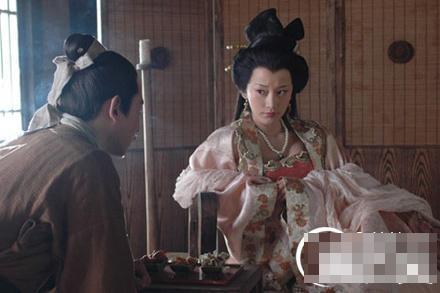 图中贵族女子衣着华丽 古代封建王朝的衣着等级：士人贵族才可穿貂皮