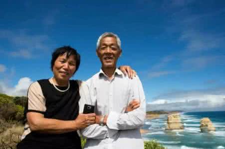 地缘看世界 重庆摄影师带着癌症父亲看世界，跳伞、看海、度金婚蜜月...