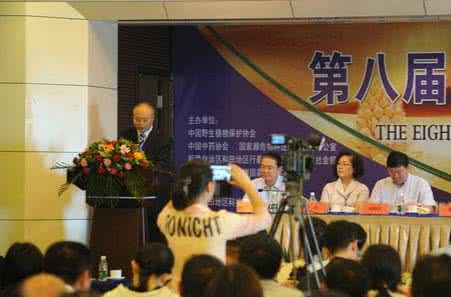 召开学术研讨会 第八届肉苁蓉暨沙生药用植物学术研讨会召开