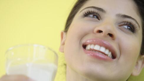 酒是穿肠毒药 这9类人喝奶等于穿肠毒药