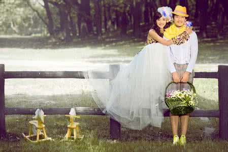 照相怎么摆姿势才显瘦 结婚新人婚纱照摆什么姿势显瘦 五招拍出完美身材
