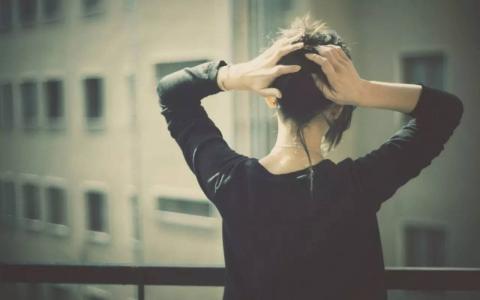 玻璃怎样擦才光亮如新 玻璃怎样擦才光亮如新 每天拖地好麻烦？用这几招，地板每天光亮如新！