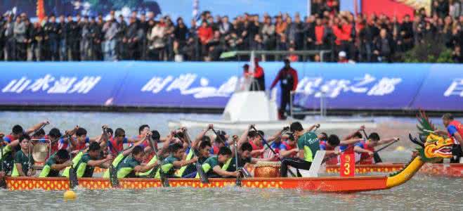 中华龙舟大赛温州站 中华龙舟大赛 2012年中华龙舟大赛温州站比赛将于10月在我市举行。（1）在力的作用下龙舟由静止变为运动，