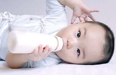 宝宝吐奶什么原因 妈妈应对宝宝吐奶有高招