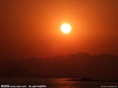 夕阳照耀下的四合院 走在夕阳照耀的街头
