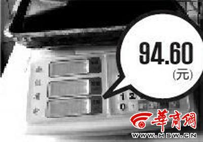 橡皮筋魔术 卖蟹绑橡皮筋是潜规则 电子秤也有问题