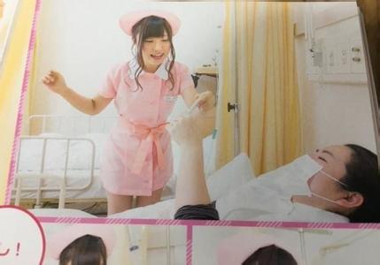 短裙护士上楼梯的番号 护士制服装短裙 女子黑色短裙，护士脸色通红！！看了监控，更不对劲了……