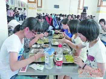 老人登山倒地身亡 女生跑操倒地身亡 女生在学校吃午饭突然倒地身亡 只因吃了鱼丸