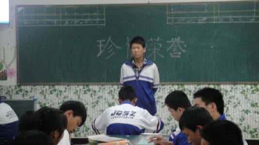 班委鉴定 班委 九年级三班班委主动为班上一位生病住院的同学筹集部分医药费，计划筹集450元，由全体班委分担，有5名同