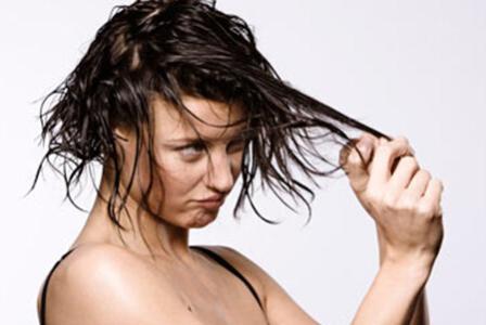 头发为啥总爱出油呀 头发为什么总爱出油