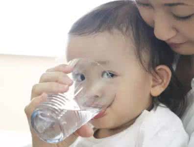 婴儿不爱喝水怎么办 婴儿不爱喝水怎么办 要学会主动补水