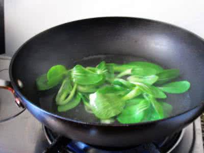 油菜需要焯水吗 油菜蒸之前需要焯水吗?