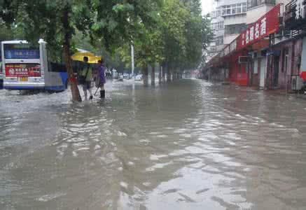 浑水摸鱼 男子蹚水回家后左脚中毒 雨天浑水最好不要蹚