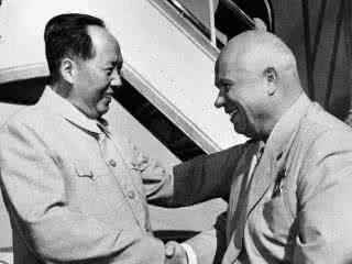 赫鲁晓夫 赫鲁晓夫 赫鲁晓夫赠给中国一吨重的纯金国徽，收到礼物后毛主席说了两个字