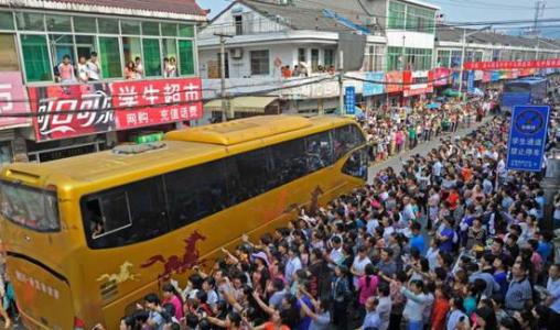 央视中学生频道 “超级中学”好不好？央媒：学生动辄上万，上课得用扩音器