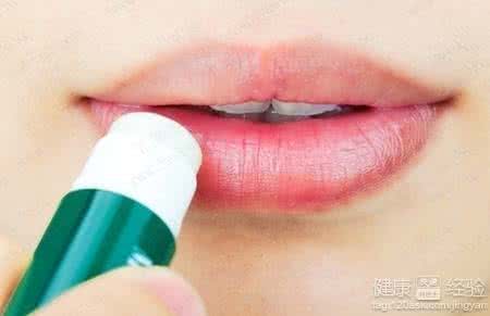 嘴唇干裂起皮怎么办 嘴唇干裂起皮怎么办 冬嘴唇干裂起皮怎么办